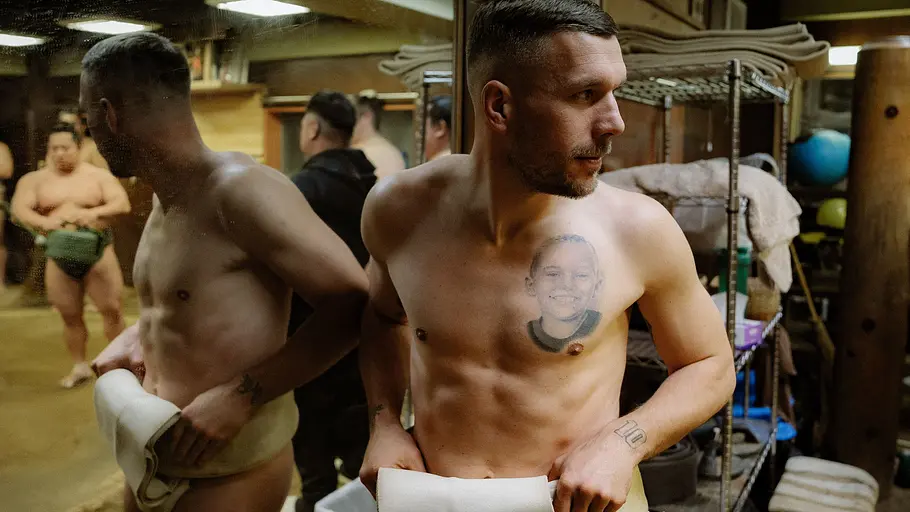 Lukas Podolski ist sich für keinen Spaß zu schade. Lukas Podolski im Sumo-dress in der neuen Netflix-Doku.