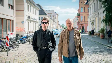 Die Kommissare Vincent Ross (André Kaczmarczyk) und Karl Rogov (Frank Leo Schröder) ermitteln in der Potsdamer Innenstadt. - Foto: rbb/Christoph Assmann