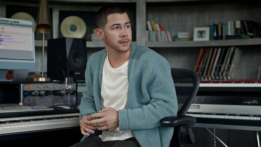 Nick Jonas sitzt als Danny Wilson in einem Produktionsstudio.