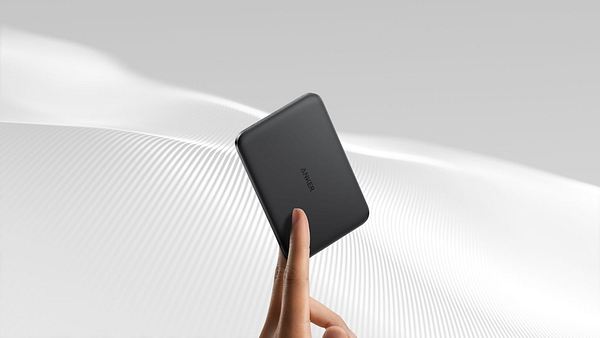 Eine Hand hält eine sehr schlanke Powerbank zwischen zwei Fingern. - Foto: Amazon/PR