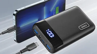 INIU Powerbank lädt ein Smartphone - Foto: INIU/Amazon