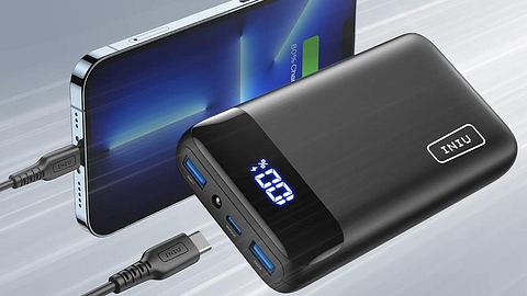 INIU Powerbank lädt ein Smartphone - Foto: INIU/Amazon