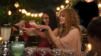 Sandra Bullock und Nicole Kidman servieren als Owens-Schwestern wieder Midnight Margaritas in „Practical Magic 2 – Zauberhafte Schwestern“. - Foto: Courtesy of Warner Bros. Pictures
