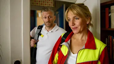 Nora Kaminski (Tanja Wedhorn) und Lars (Bo Hansen) werden zu einem Notarzteinsatz gerufen. - Foto: ARD Degeto Film/Arnim Thomaß
