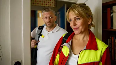 Nora Kaminski (Tanja Wedhorn) und Lars (Bo Hansen) werden zu einem Notarzteinsatz gerufen. - Foto: ARD Degeto Film/Arnim Thomaß