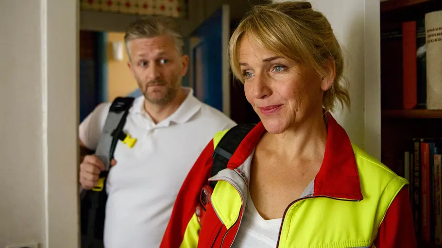 Nora Kaminski (Tanja Wedhorn) und Lars (Bo Hansen) werden zu einem Notarzteinsatz gerufen. Nora Kaminski (Tanja Wedhorn) und Lars (Bo Hansen) werden zu einem Notarzteinsatz gerufen.