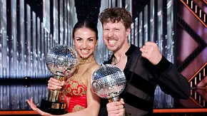 Ein „Let’s Dance“-Profi-Challenge-Gewinnerpaar posiert mit seinen Pokalen. - Foto: IMAGO / Panama Pictures Ein „Let’s Dance“-Profi-Challenge-Gewinnerpaar posiert mit seinen Pokalen. - Foto: IMAGO / Panama Pictures