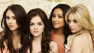 Spencer, Aria, Emily und Hannah posieren für die Kamera - Foto: IMAGO / Cinema Publishers Collection