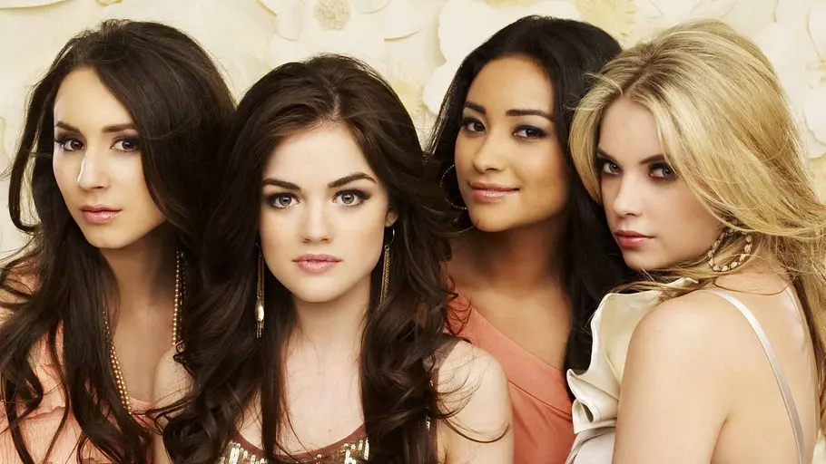 Spencer, Aria, Emily und Hannah posieren für die Kamera