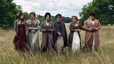 Mrs. Bennet mit ihren Töchter auf einer Wiese. - Foto: Ludovic Robert/Netflix