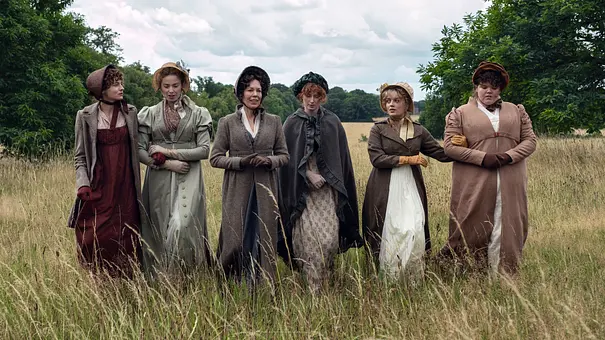 Mrs. Bennet mit ihren Töchter auf einer Wiese. - Foto: Ludovic Robert/Netflix Mrs. Bennet mit ihren Töchter auf einer Wiese. - Foto: Ludovic Robert/Netflix