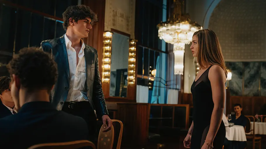 Amin Baahmed und Lisa-Marie Koroll als Dante und Sarah.