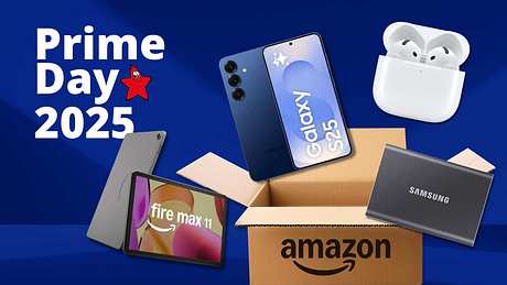 Verschiedene Technik-Produkte, unter anderem ein Smartphone, Kopfhörer und eine Festplatte, neben einem Prime Day 2025 Schriftzug - Foto: TVM/PR