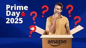 Mann blickt skeptisch aus einem großen Amazon-Karton heraus und ist mit vielen Fragezeichen und dem Prime Day 2025 Schriftzug - Foto: TVM