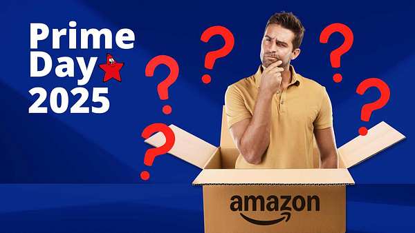 Mann blickt skeptisch aus einem großen Amazon-Karton heraus und ist mit vielen Fragezeichen und dem Prime Day 2025 Schriftzug - Foto: TVM