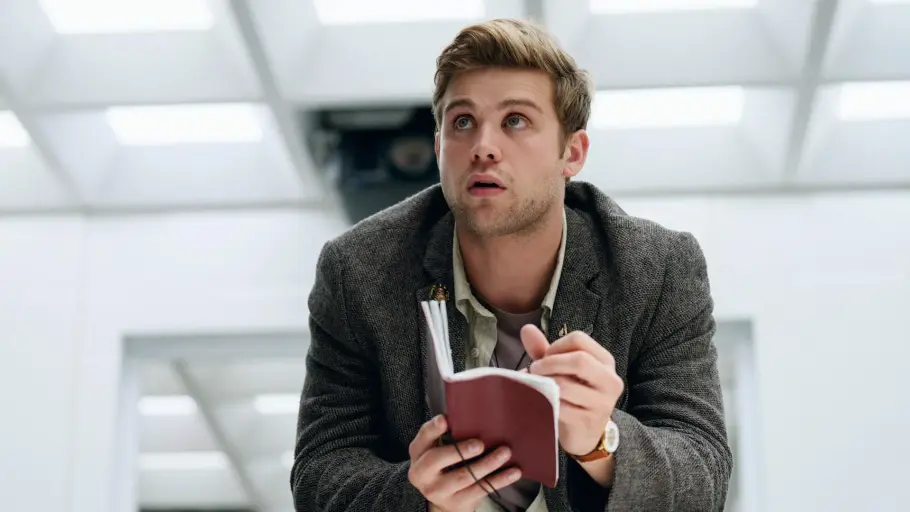 Leo Woodhall schreibt in ein Notizbuch.