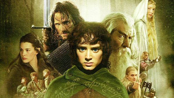 Frodo, Gandalf, Arwen, Legolas, Galadriel und ihre Gefährten in Kampfposition. - Foto: Warner Bros.
