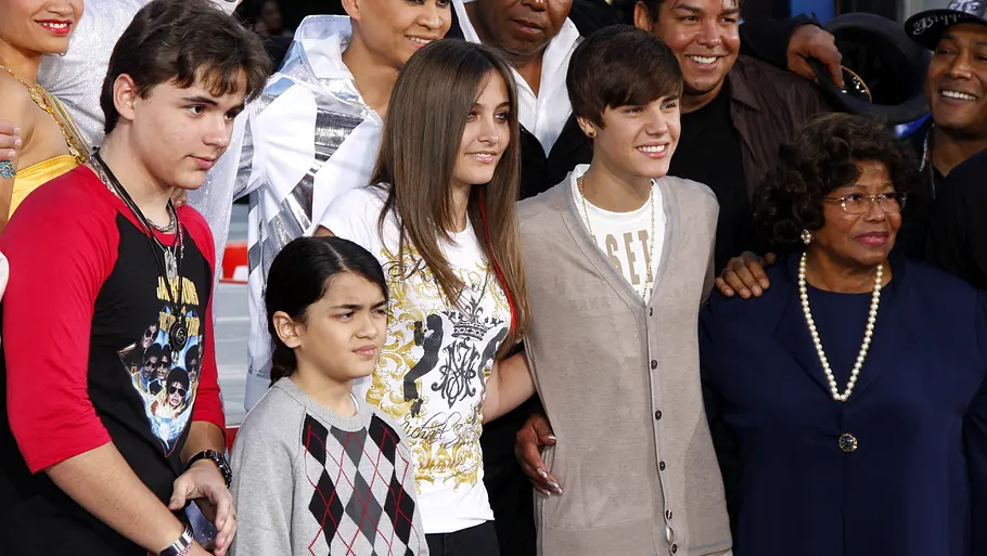 Justin Bieber, Prince Michael, Blanket and Paris Jackson bei der Michael Jackson Hand And Footprint Ceremony