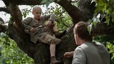 Egg sitzt in einem baum, Dunk steht vor ihm. - Foto: Steffan Hill/HBO