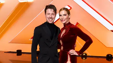 Profitänzer Valentin Lusin und Moderatorin Sonya Kraus bei der Kennenlern-Show der 19. Staffel der RTL-Tanzshow Lets Dance i - Foto: IMAGO / Panama Pictures