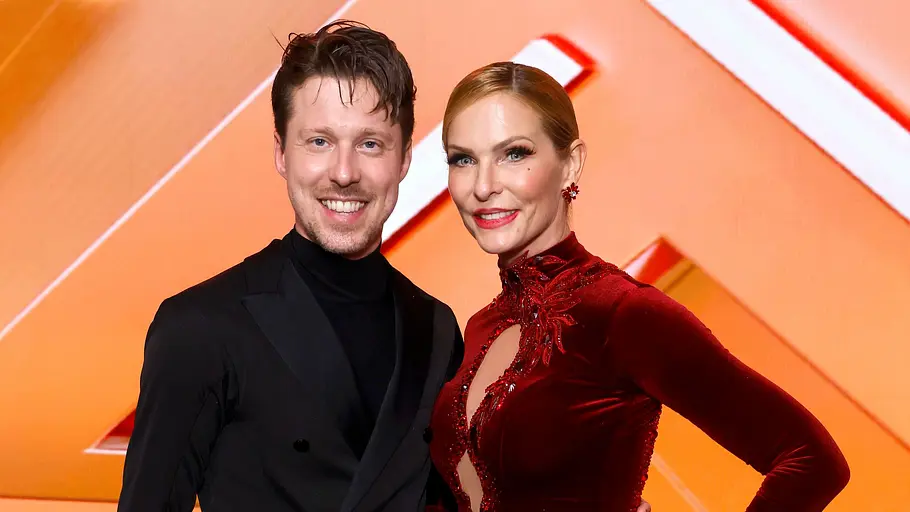 Profitänzer Valentin Lusin und Moderatorin Sonya Kraus bei der Kennenlern-Show der 19. Staffel der RTL-Tanzshow Lets Dance i Profitänzer Valentin Lusin und Moderatorin Sonya Kraus bei der Kennenlern-Show der 19. Staffel der RTL-Tanzshow Lets Dance i