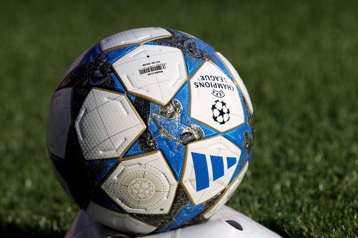 Programmänderung bei Sport1 Ein Champions League Ball wird offensiv ausgestellt auf dem Rasen