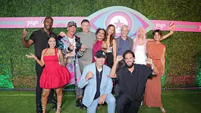 Die Promi Big Brother Kandidaten 2026 posieren vor einer grünen Wand mit „Promi Big Brother“-Logo. Zwei Männer knien vor der Gruppe. - Foto: IMAGO / BOBO Die Promi Big Brother Kandidaten 2026 posieren vor einer grünen Wand mit „Promi Big Brother“-Logo. Zwei Männer knien vor der Gruppe. - Foto: IMAGO / BOBO