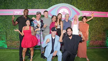 Die Promi Big Brother Kandidaten 2026 posieren vor einer grünen Wand mit „Promi Big Brother“-Logo. Zwei Männer knien vor der Gruppe. - Foto: IMAGO / BOBO Die Promi Big Brother Kandidaten 2026 posieren vor einer grünen Wand mit „Promi Big Brother“-Logo. Zwei Männer knien vor der Gruppe. - Foto: IMAGO / BOBO