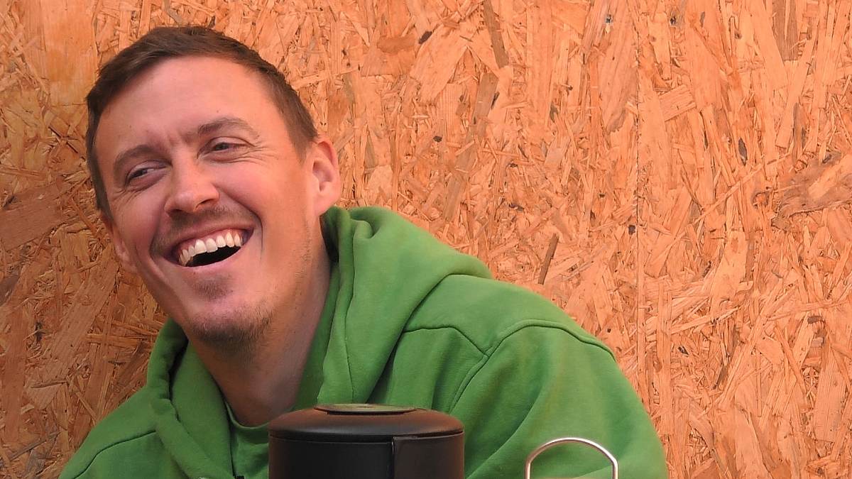 Max Kruse legt Hämorrhoiden-Beichte bei Promi Big Brother ab.