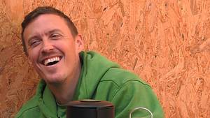 Max Kruse legt Hämorrhoiden-Beichte bei Promi Big Brother ab. - Foto: Joyn