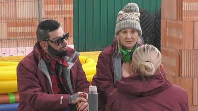 Harald Glööckler, Désirée Nick sitzen bei Promi Big Brother mit dicker Kleidung und schauen geschockt - Foto: Joyn