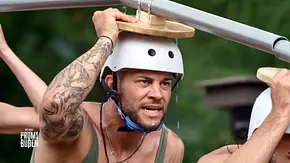 Serkan Yavuz hat einen Helm auf dem Kopf und hält ein Schild dort fest. - Foto: Joyn Serkan Yavuz hat einen Helm auf dem Kopf und hält ein Schild dort fest. - Foto: Joyn