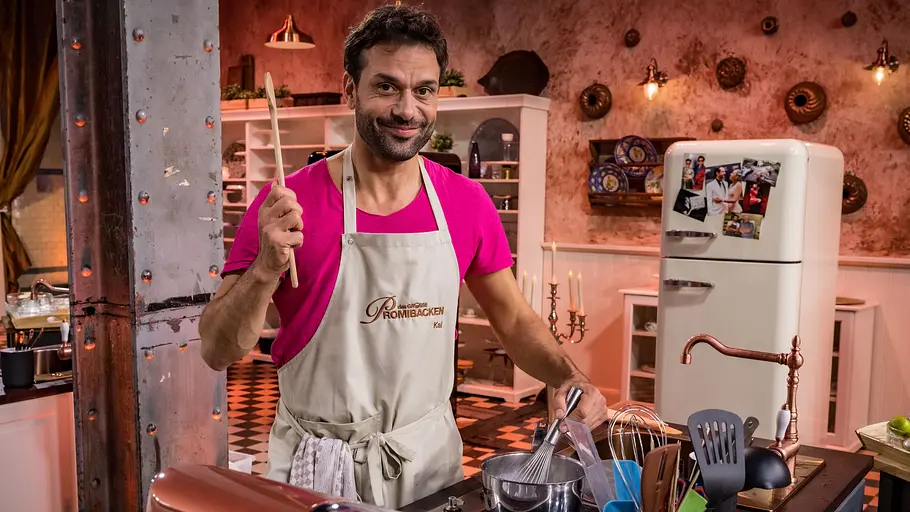 Kai Schumann Kai Schumann bei „Das große Promibacken“ rührt am Herd und hält einen Kochlöffel in der Studioküche.