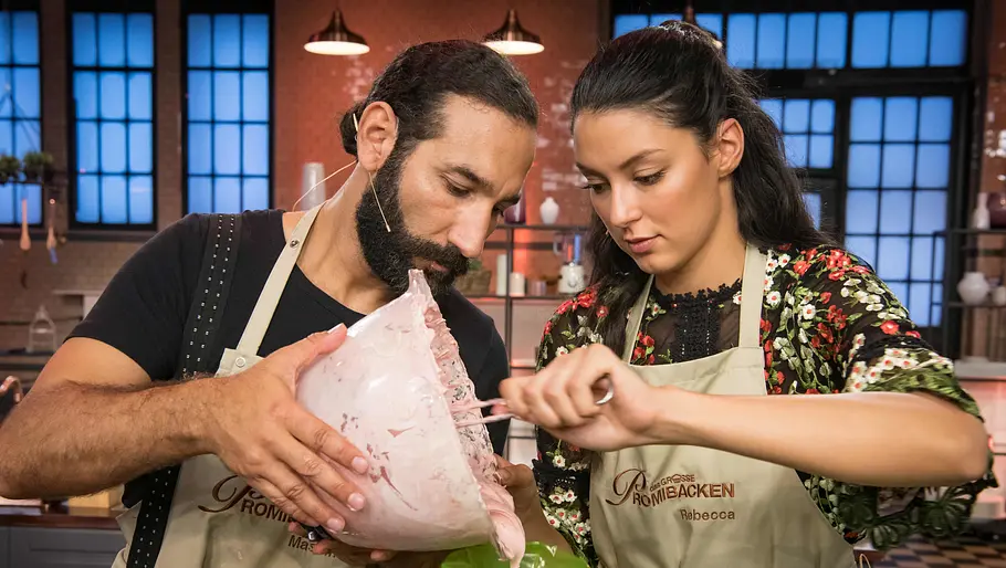 Rebecca Mir Massimo Sinató und Rebecca Mir füllen gemeinsam Creme in einen Spritzbeutel bei „Das große Promibacken“.