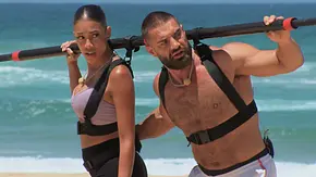 Aleks Petrovic und Vanessa Nwattu treten bei einer Challenge am Strand an und tragen gemeinsam eine Stange auf den Schultern. Die Szene stammt aus der Realityshow „Prominent getrennt“. - Foto: RTL Aleks Petrovic und Vanessa Nwattu treten bei einer Challenge am Strand an und tragen gemeinsam eine Stange auf den Schultern. Die Szene stammt aus der Realityshow „Prominent getrennt“. - Foto: RTL