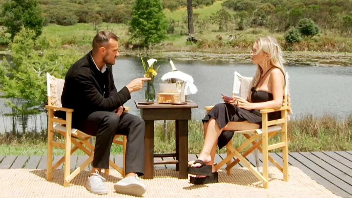 Adrian und Justyna sitzen bei der Zeit zu zweit vor dem Teich 