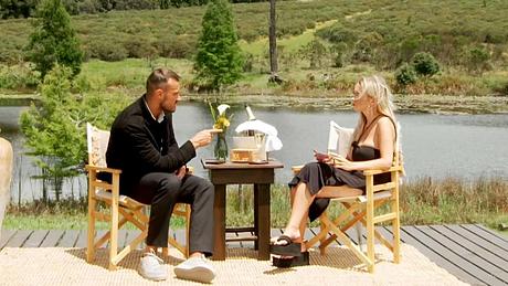 Adrian und Justyna sitzen bei der Zeit zu zweit vor dem Teich  - Foto: RTL