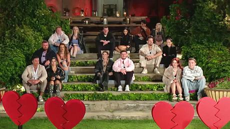 Alle Ex-Paare der aktuellen Staffel „Prominent getrennt“ sitzen aufgereiht vor der Villa – die große Nominierung um den Verbleib in der Villa steht bevor! - Foto: RTL