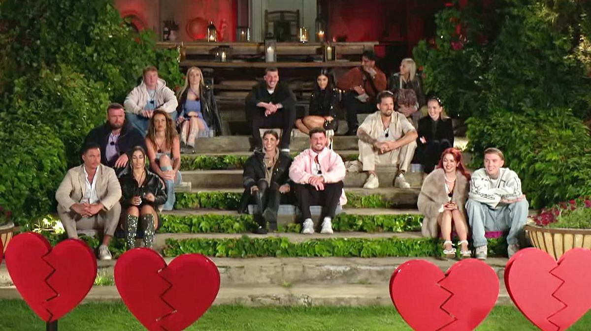 4. Staffel „Prominent getrennt“: Wer ist raus? Alle Ex-Paare der aktuellen Staffel „Prominent getrennt“ sitzen aufgereiht vor der Villa – die große Nominierung um den Verbleib in der Villa steht bevor!