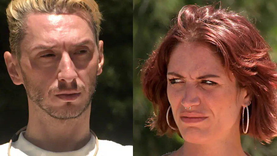 Prominent getrennt Zwei Reality-TV-Teilnehmende sind in einer geteilten Nahaufnahme zu sehen und blicken mit ernster Miene zur Seite. Der Mann trägt ein weißes Shirt, die Frau mit kurzen roten Haaren wirkt skeptisch.