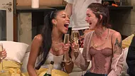 Vanessa Nwattu und Tessa Bergmeier lachen herzlich und halten beide ein volles Sektglas in der Hand. - Foto: RTL Vanessa Nwattu und Tessa Bergmeier lachen herzlich und halten beide ein volles Sektglas in der Hand. - Foto: RTL
