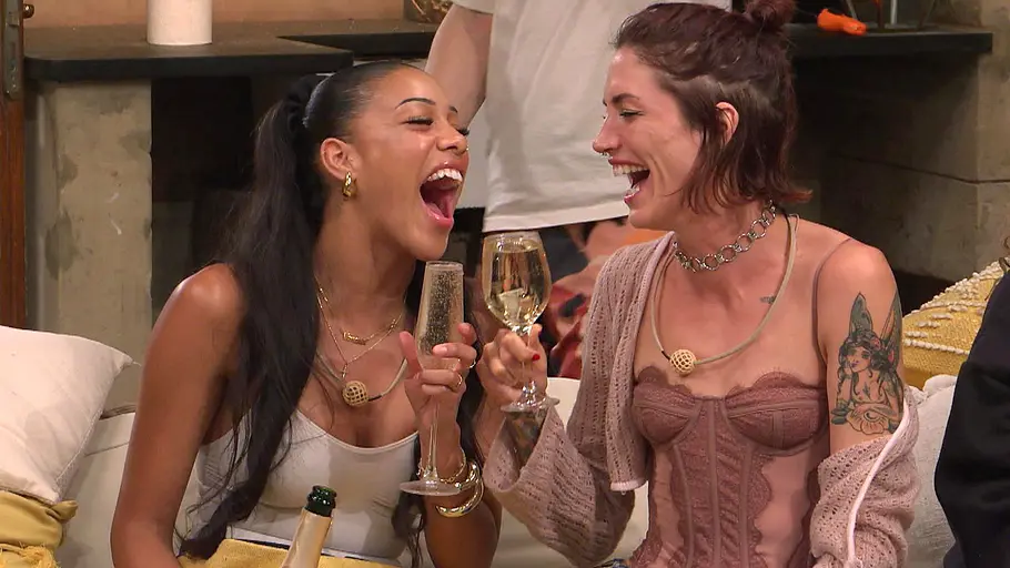 Vanessa Nwattu und Tessa Bergmeier Vanessa Nwattu und Tessa Bergmeier lachen herzlich und halten beide ein volles Sektglas in der Hand.