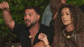 Samira und Yasin sitzen während einer Nominierungsrunde zusammen und reagieren emotional auf das Geschehen. Die Szene stammt aus der Realityshow „Prominent getrennt“. - Foto: RTL Samira und Yasin sitzen während einer Nominierungsrunde zusammen und reagieren emotional auf das Geschehen. Die Szene stammt aus der Realityshow „Prominent getrennt“. - Foto: RTL