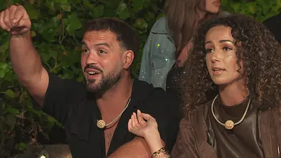 Samira und Yasin sitzen während einer Nominierungsrunde zusammen und reagieren emotional auf das Geschehen. Die Szene stammt aus der Realityshow „Prominent getrennt“. - Foto: RTL Samira und Yasin sitzen während einer Nominierungsrunde zusammen und reagieren emotional auf das Geschehen. Die Szene stammt aus der Realityshow „Prominent getrennt“. - Foto: RTL