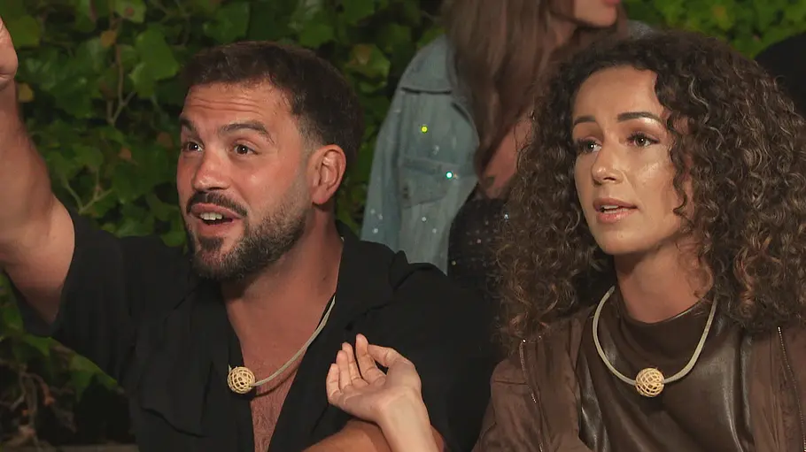 Samira und Yasin Samira und Yasin sitzen während einer Nominierungsrunde zusammen und reagieren emotional auf das Geschehen. Die Szene stammt aus der Realityshow „Prominent getrennt“.