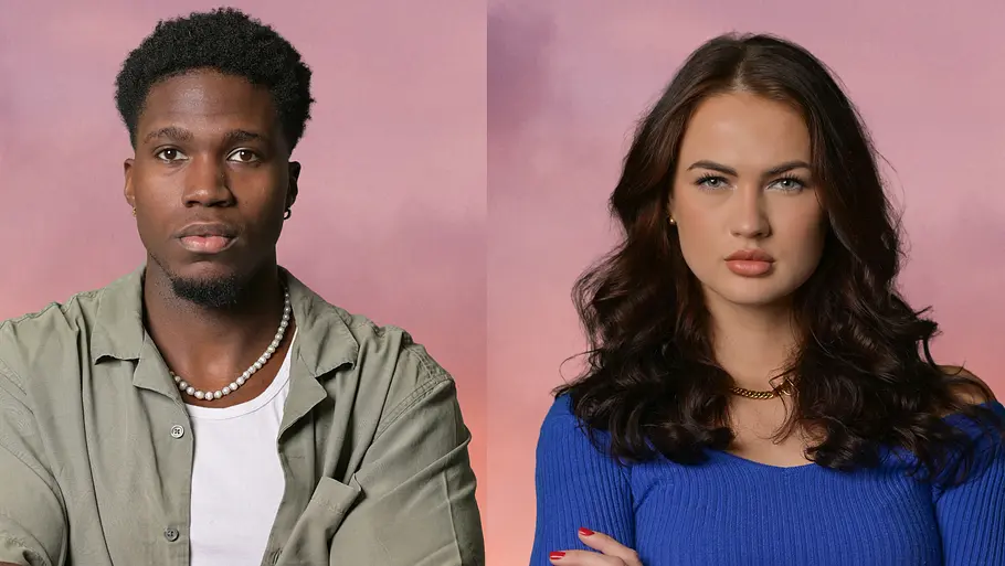 Joshi Josh und Bianca Joshi Josh und Bianca im Porträt vor rosa Hintergrund, beide stehen mit verschränkten Armen und blicken ernst in die Kamera.