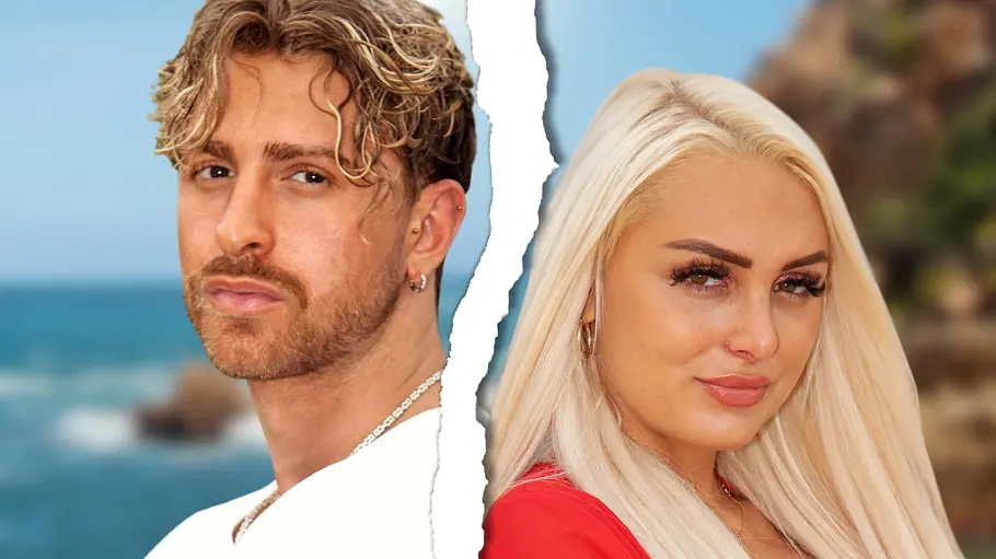 Gigi und Michelle Porträt eines jungen Mannes und einer jungen Frau vor einer unscharfen Küstenlandschaft. Zwischen ihnen verläuft ein großer weißer Riss, der eine Trennung symbolisiert. Beide stehen mit verschränkten Armen Rücken an Rücken und blicken selbstbewusst in die Kamera. Der Mann trägt ein weißes T-Shirt und zeigt ein Tattoo am Arm, die Frau trägt einen roten, transparenten Überwurf über einem schwarzen Outfit. Die Aufnahme vermittelt den Eindruck eines ehemaligen Paares.