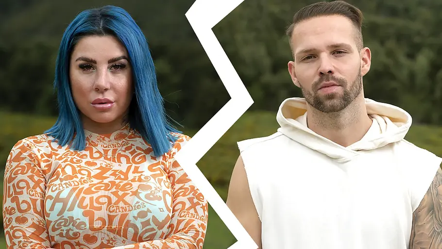 Kate und Jakub Porträt eines Mannes und einer Frau vor einem unscharfen Naturhintergrund. Zwischen ihnen verläuft ein großer weißer Zickzack-Riss, der eine Trennung symbolisiert. Die Frau mit blauen Haaren trägt ein eng anliegendes Oberteil mit orange-weißem Muster und verschränkt die Arme. Der Mann trägt ein ärmelloses weißes Kapuzenshirt und blickt ernst in die Kamera. Die Darstellung vermittelt den Eindruck eines ehemaligen Paares.