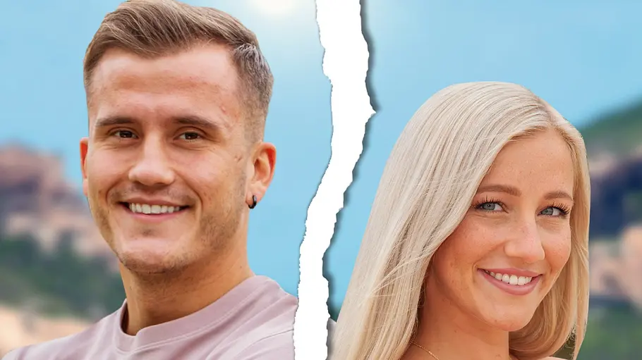 Robin und Lena Porträt eines jungen Mannes und einer jungen Frau vor unscharfem Hintergrund. Zwischen ihnen verläuft ein großer weißer Riss, der eine Trennung symbolisiert. Beide stehen mit verschränkten Armen und lächeln in die Kamera. Der Mann trägt ein hellrosa T-Shirt und hat ein Tattoo am Unterarm, die Frau ein rosafarbenes Spitzenkleid und eine Muschelkette. Die Aufnahme vermittelt den Eindruck eines getrennten oder ehemaligen Paares.