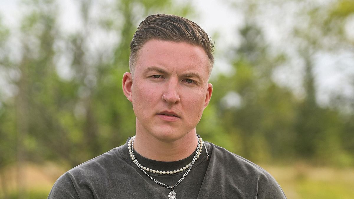 Jonny Jaspers Jonny Jaspers posiert mit ernstem Blick für Prominent getrennt